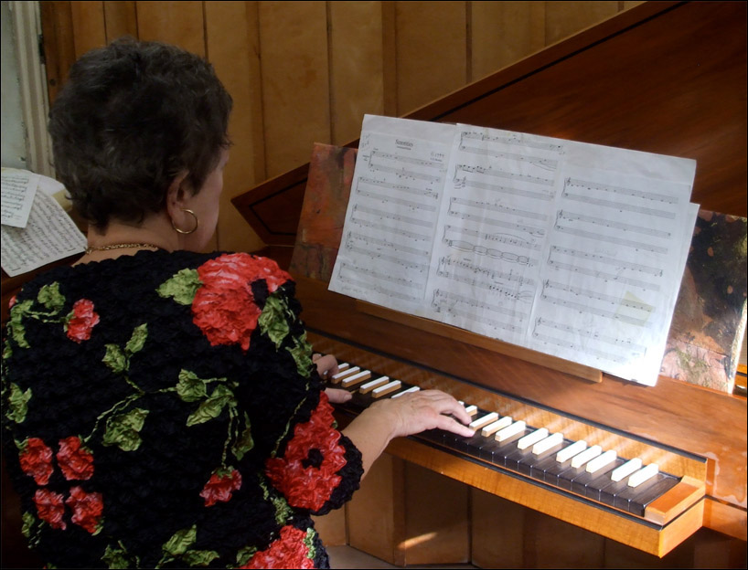 Sally Mosher rehearsing on a Neupert at Kasimoff-Bluthner